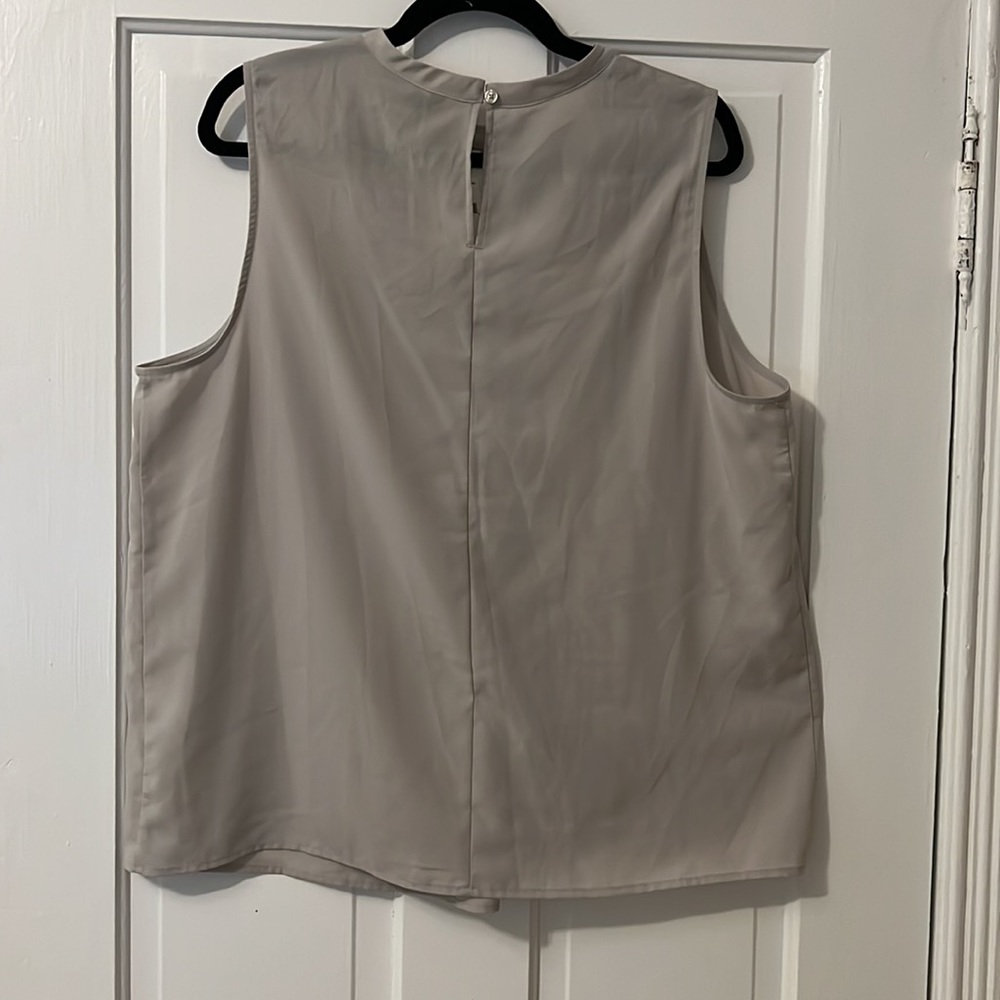 Banana Republic Gray Sleeveless Top with Front Pleat - Picture 3 of 4